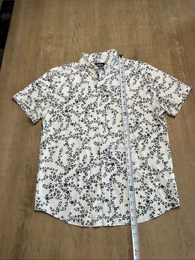 Express White Short-Sleeve Button-Down Shirt with Navy Leaf Print
